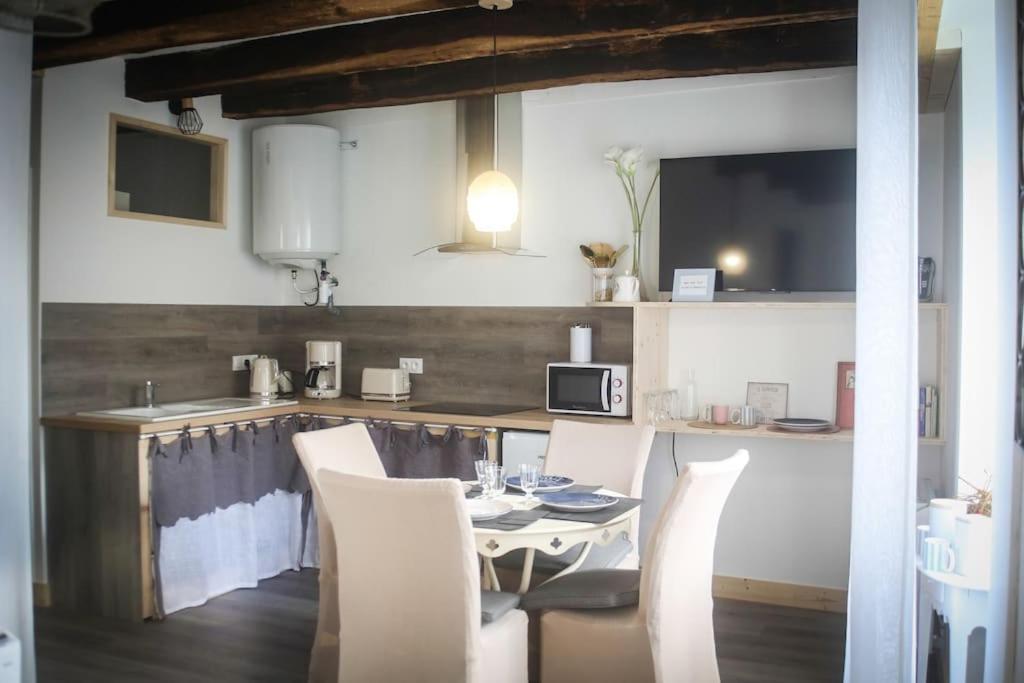 Appartement Lumineux De 35M² En Centre-Ville Ruffec  Exterior photo